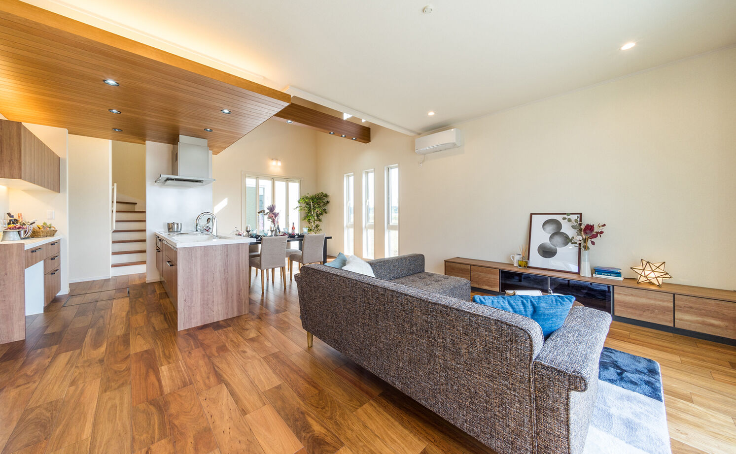 アイキョーホームのガレージハウス 【2900万円台｜平屋｜回遊動線｜北欧風｜約30坪】コの字型の間取りが光を運ぶ。勾配天井で伸びやかな平屋の建築実例画像6