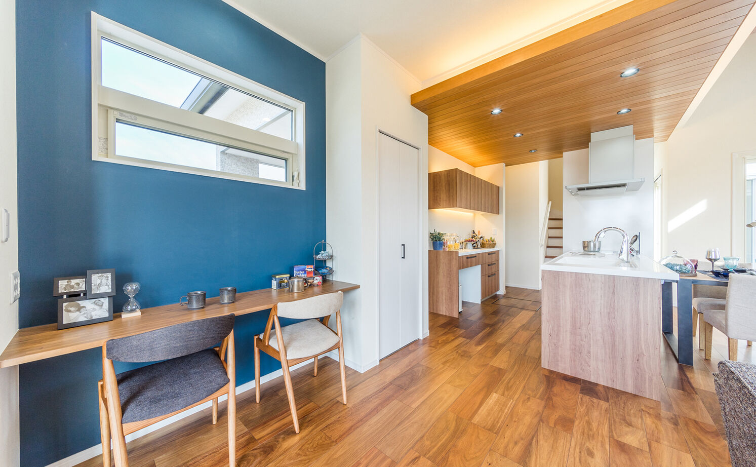 アイキョーホームのガレージハウス 【2900万円台｜平屋｜回遊動線｜北欧風｜約30坪】コの字型の間取りが光を運ぶ。勾配天井で伸びやかな平屋の建築実例画像7