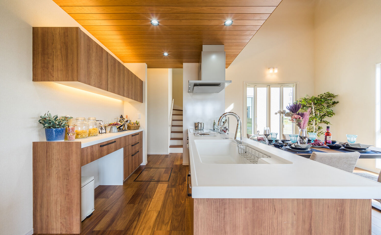 アイキョーホームのガレージハウス 【2900万円台｜平屋｜回遊動線｜北欧風｜約30坪】コの字型の間取りが光を運ぶ。勾配天井で伸びやかな平屋の建築実例画像8