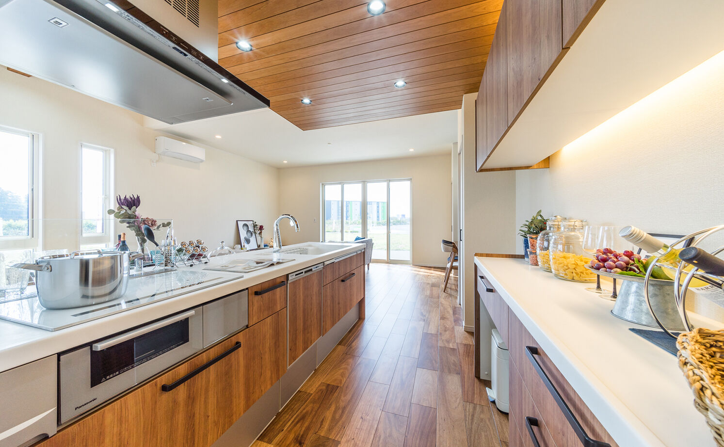 アイキョーホームのガレージハウス 【2900万円台｜平屋｜回遊動線｜北欧風｜約30坪】コの字型の間取りが光を運ぶ。勾配天井で伸びやかな平屋の建築実例画像9