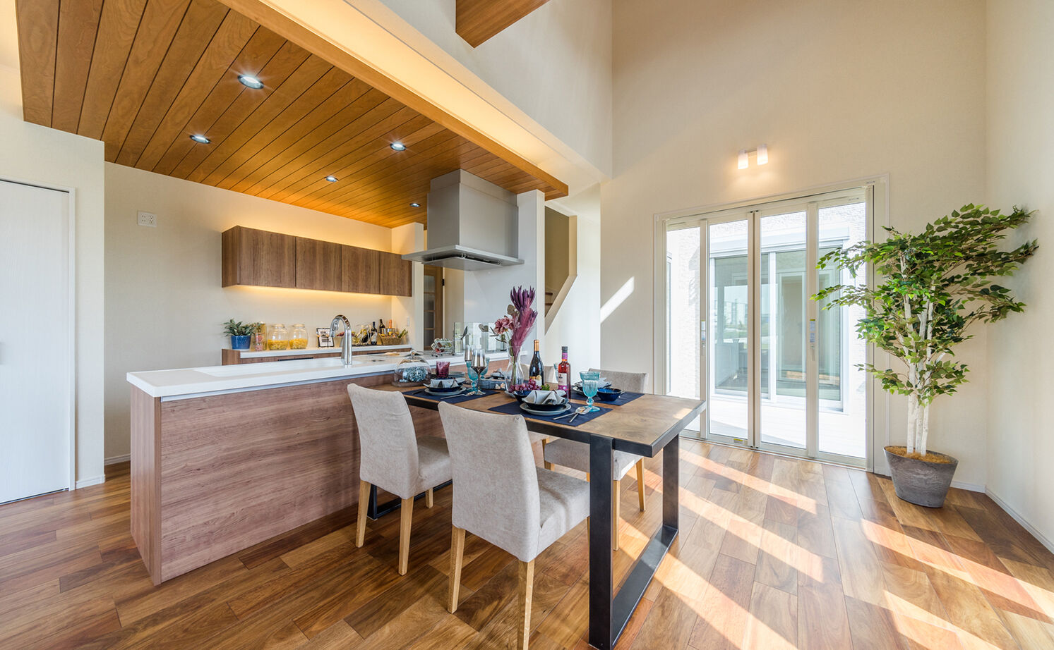 アイキョーホームのガレージハウス 【2900万円台｜平屋｜回遊動線｜北欧風｜約30坪】コの字型の間取りが光を運ぶ。勾配天井で伸びやかな平屋の建築実例画像10