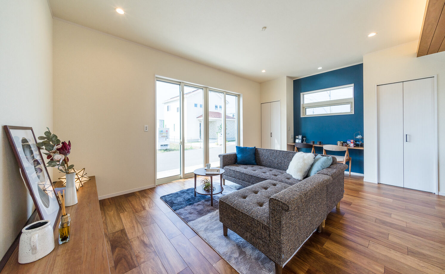 アイキョーホームのガレージハウス 【2900万円台｜平屋｜回遊動線｜北欧風｜約30坪】コの字型の間取りが光を運ぶ。勾配天井で伸びやかな平屋の建築実例画像11