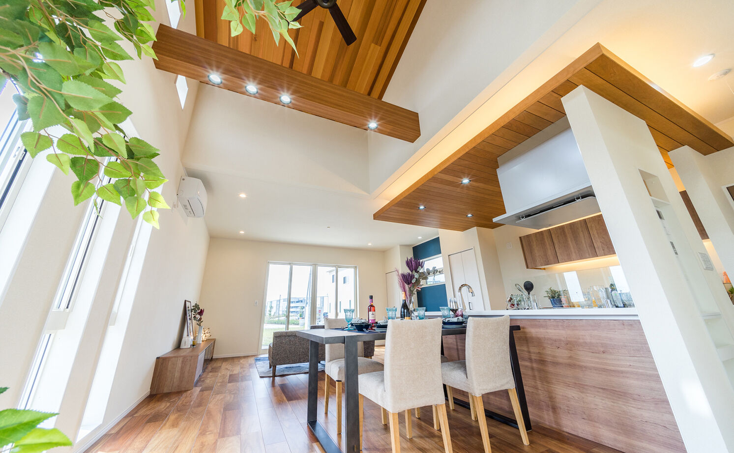 アイキョーホームのガレージハウス 【2900万円台｜平屋｜回遊動線｜北欧風｜約30坪】コの字型の間取りが光を運ぶ。勾配天井で伸びやかな平屋の建築実例画像12