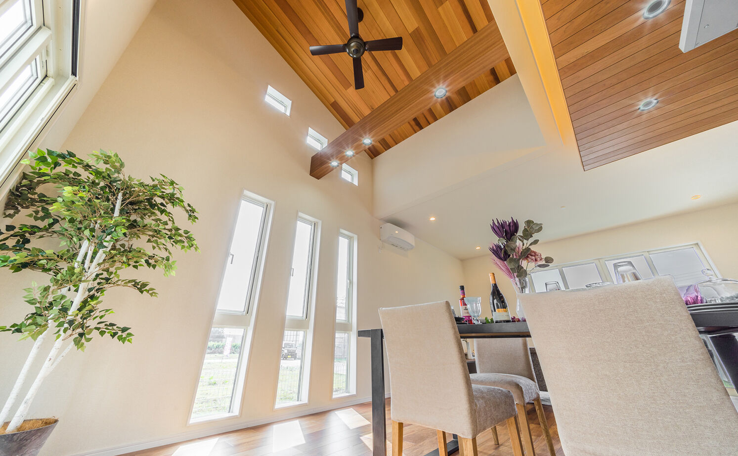 アイキョーホームのガレージハウス 【2900万円台｜平屋｜回遊動線｜北欧風｜約30坪】コの字型の間取りが光を運ぶ。勾配天井で伸びやかな平屋の建築実例画像13