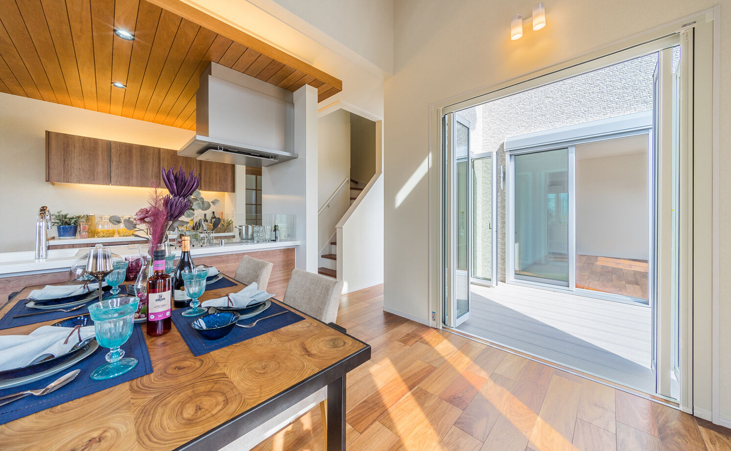 アイキョーホームのガレージハウス 【2900万円台｜平屋｜回遊動線｜北欧風｜約30坪】コの字型の間取りが光を運ぶ。勾配天井で伸びやかな平屋の建築実例画像14