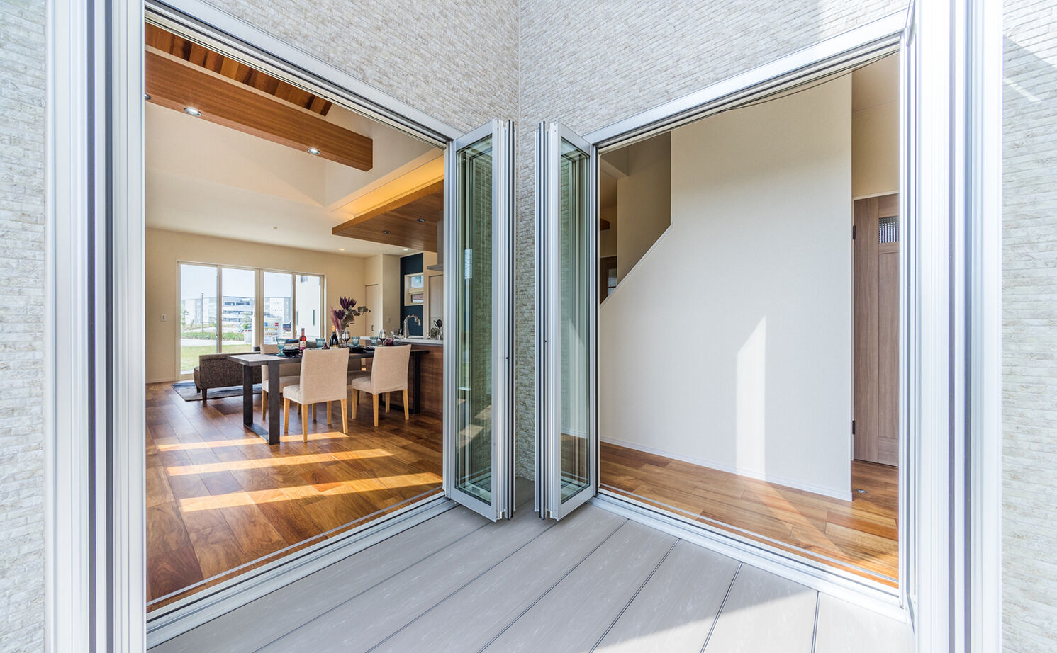 アイキョーホームのガレージハウス 【2900万円台｜平屋｜回遊動線｜北欧風｜約30坪】コの字型の間取りが光を運ぶ。勾配天井で伸びやかな平屋の建築実例画像15