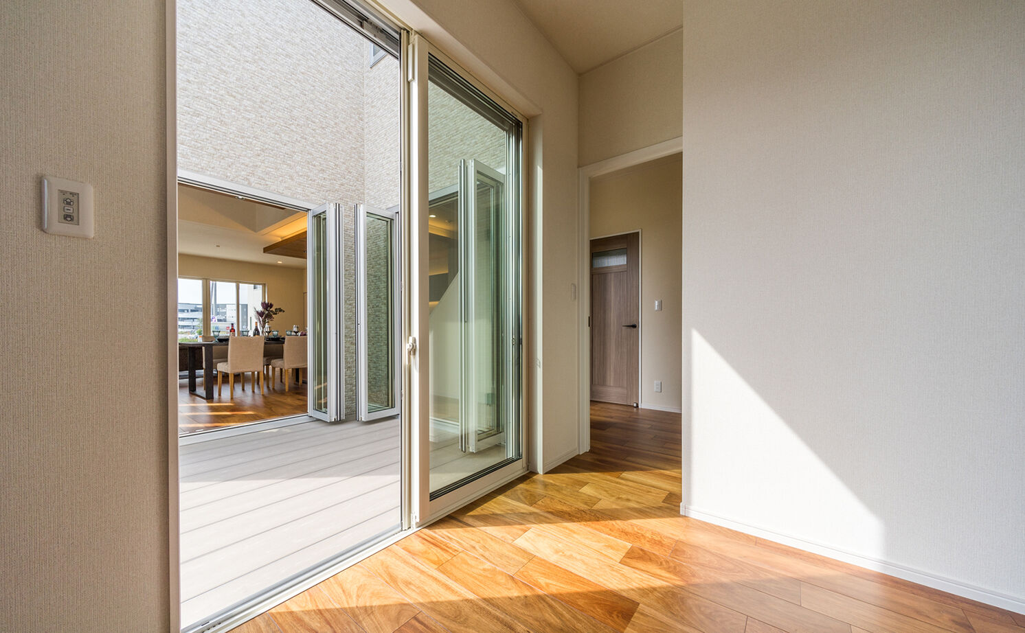 アイキョーホームのガレージハウス 【2900万円台｜平屋｜回遊動線｜北欧風｜約30坪】コの字型の間取りが光を運ぶ。勾配天井で伸びやかな平屋の建築実例画像16