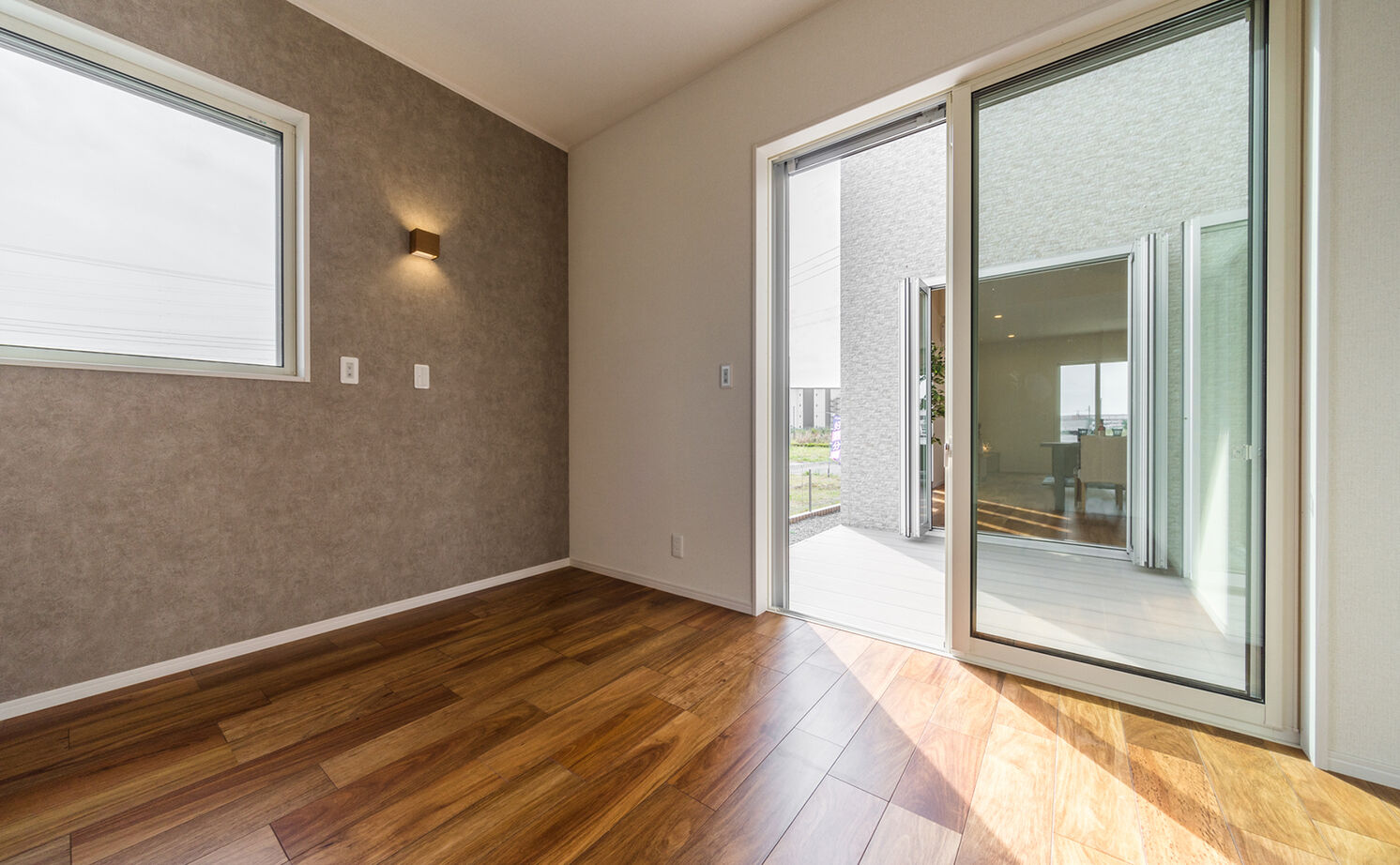 アイキョーホームのガレージハウス 【2900万円台｜平屋｜回遊動線｜北欧風｜約30坪】コの字型の間取りが光を運ぶ。勾配天井で伸びやかな平屋の建築実例画像17