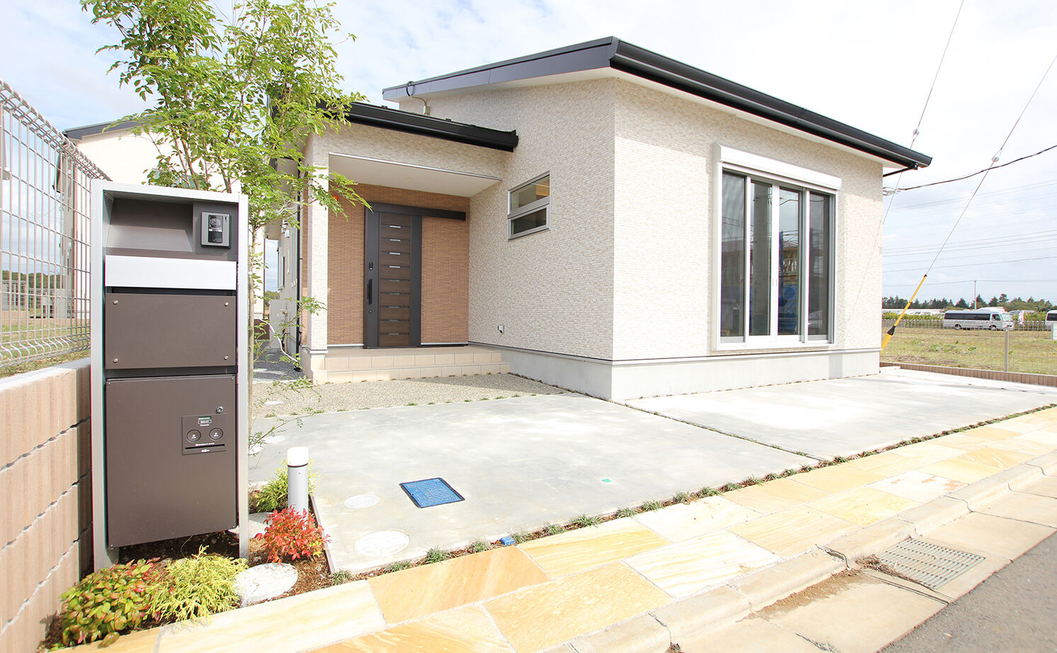 アイキョーホームのガレージハウス 【2900万円台｜平屋｜回遊動線｜北欧風｜約30坪】コの字型の間取りが光を運ぶ。勾配天井で伸びやかな平屋の建築実例画像18