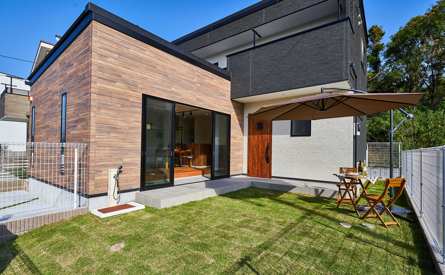 アイキョーホームのガレージハウス 【2666万円|ドッグラン|延床27.8坪】パナソニック耐震住宅工法で人もペットも快適！ドッグランのある住まいの建築実例画像