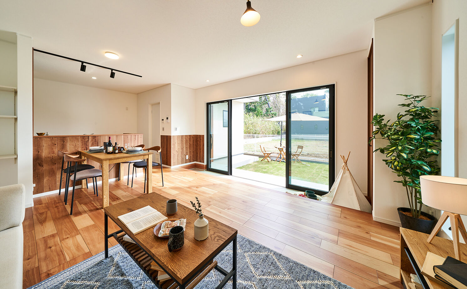 アイキョーホームのガレージハウス 【2666万円|ドッグラン|延床27.8坪】パナソニック耐震住宅工法で人もペットも快適！ドッグランのある住まいの建築実例画像2