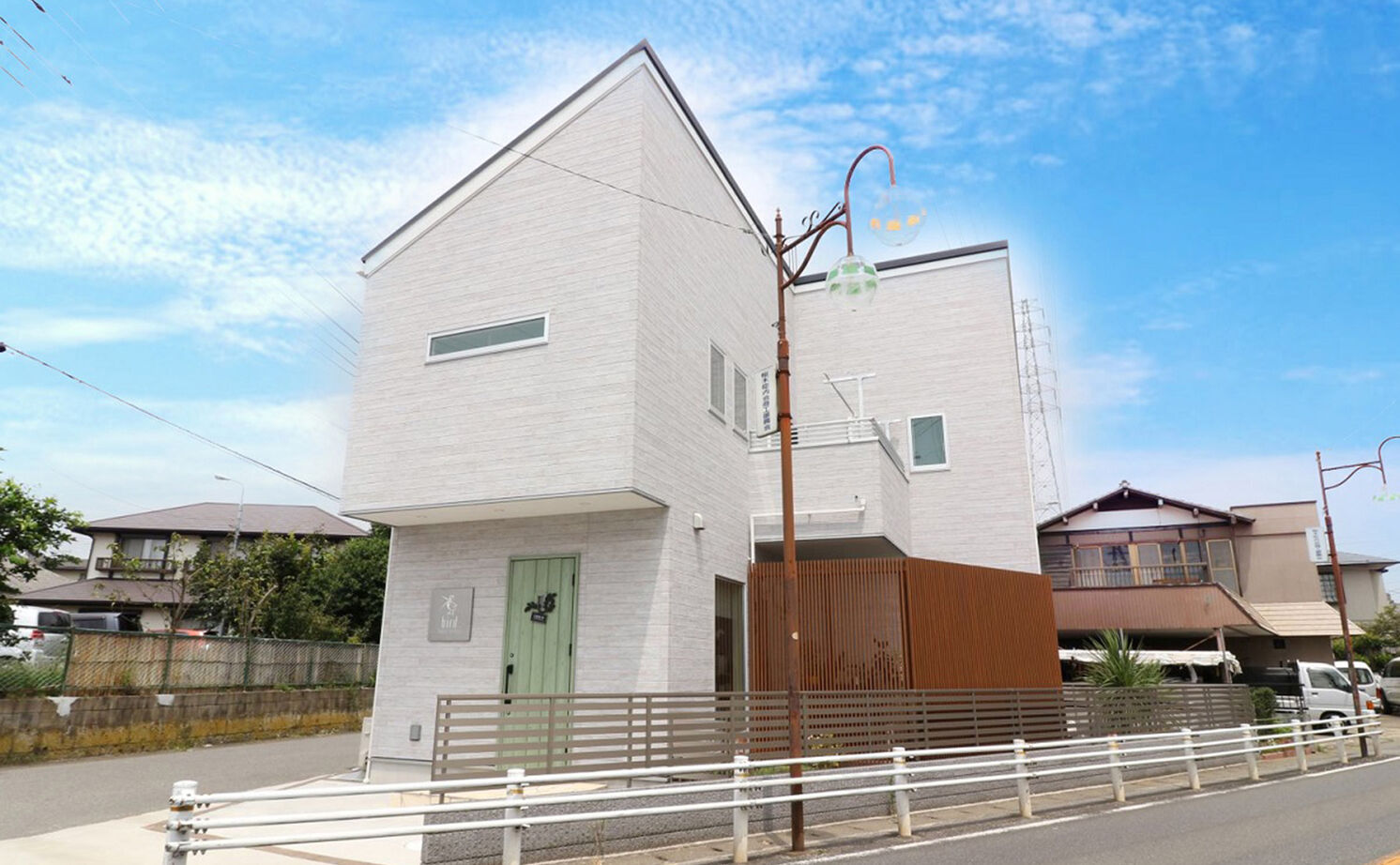 アイキョーホームのガレージハウス 【2875万円|30坪台|変形地|2階リビング】テクノストラクチャーで実現！三角地で叶えた店舗併用住宅の建築実例画像