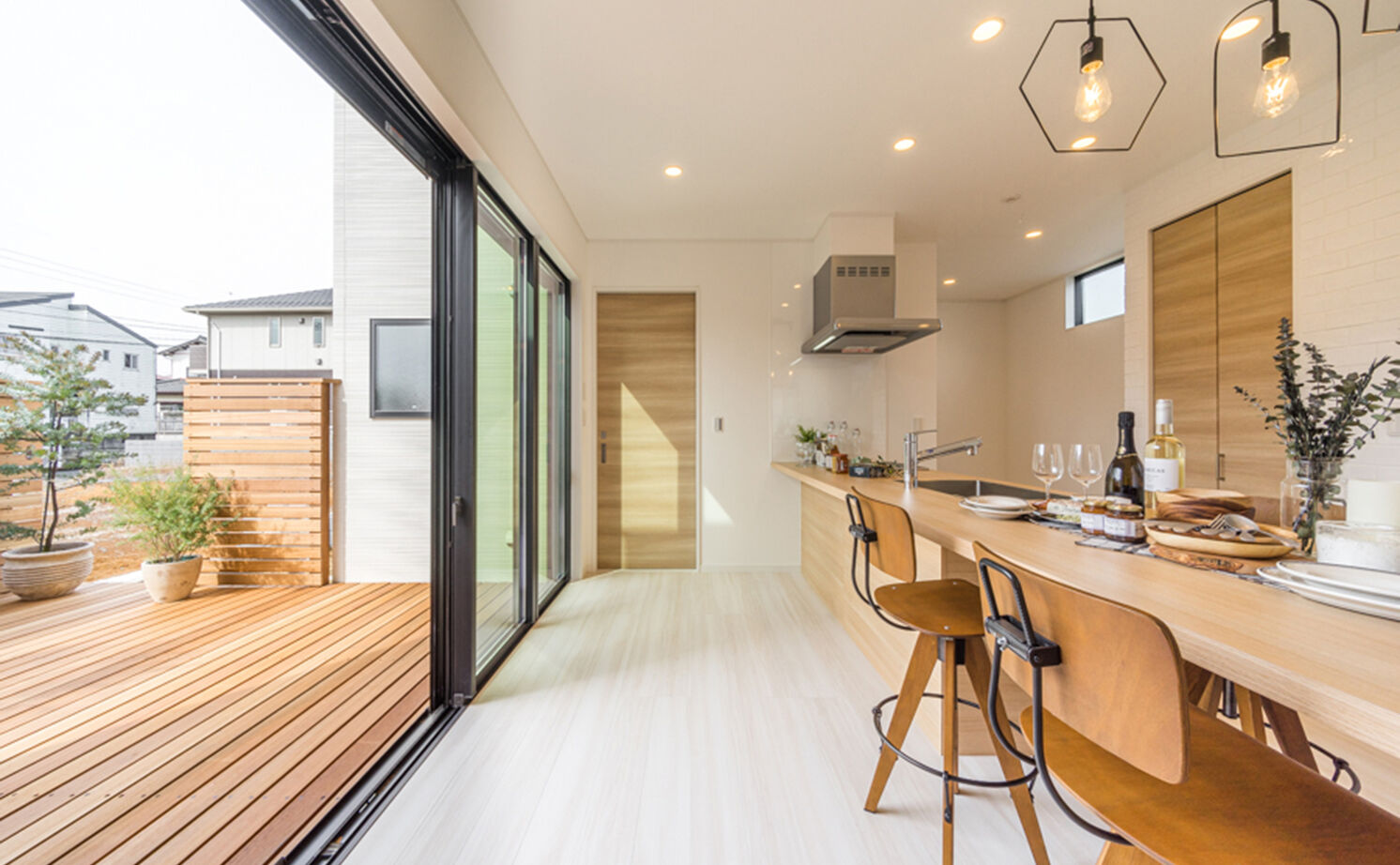 アイキョーホームのガレージハウス 【2986万円／延床32坪／ウッドデッキ／間取図】わが家時間を楽しむ北欧スタイルの家の建築実例画像