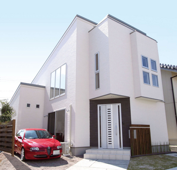 イシンホーム住宅研究会 未来のゼロエネ住宅は「サンクスZEGA」、愛車を眺めながら暮らせる住まいの建築実例画像2