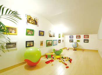 イシンホーム住宅研究会 未来のゼロエネ住宅は「サンクスZEGA」、愛車を眺めながら暮らせる住まいの建築実例画像5