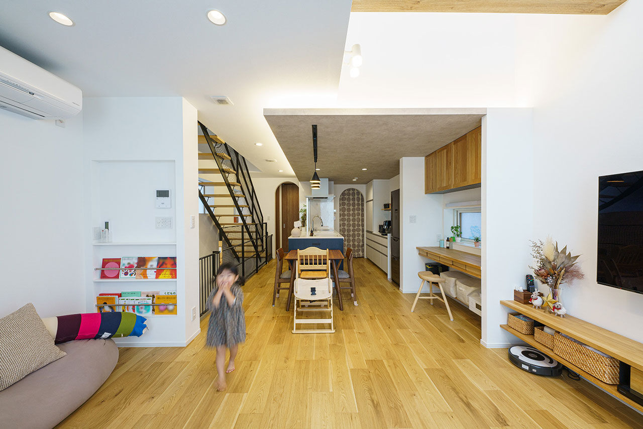 弘信建設 【札幌市/3人家族/間取図有/2LDK＋納戸2つ/約24坪の狭小地】インナーガレージの3階建ての建築実例画像2