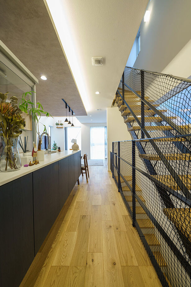 弘信建設 【札幌市/3人家族/間取図有/2LDK＋納戸2つ/約24坪の狭小地】インナーガレージの3階建ての建築実例画像5