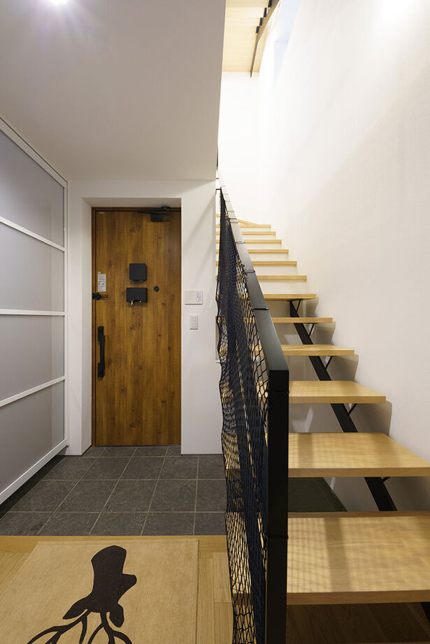 弘信建設 【札幌市/3人家族/間取図有/2LDK＋納戸2つ/約24坪の狭小地】インナーガレージの3階建ての建築実例画像7