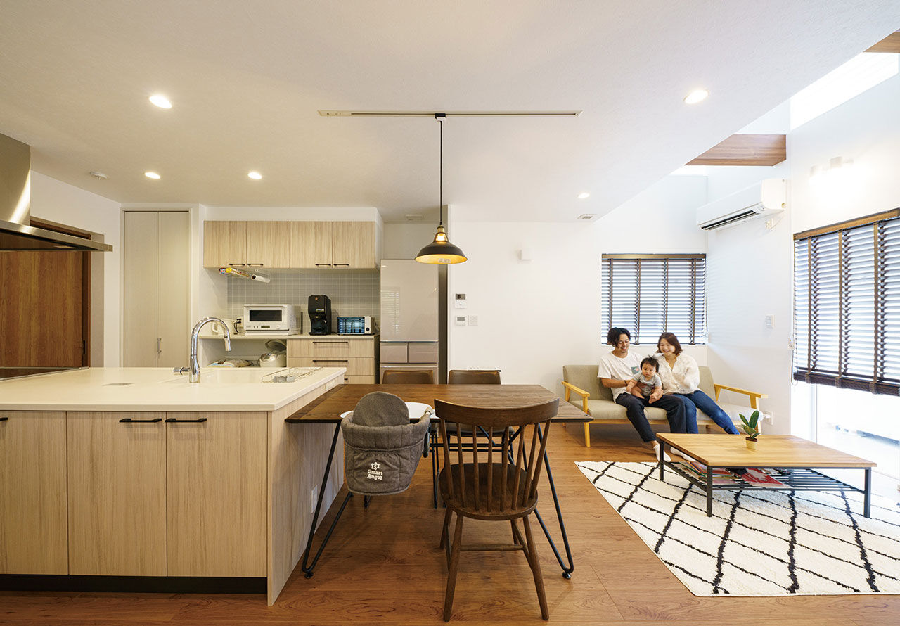 弘信建設 【札幌市/3人家族/間取図有/3LDK＋ロフト/効率の良い回遊動線】縦長の土地を活用した子育ての家の建築実例画像2