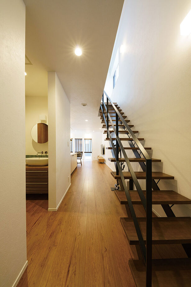 弘信建設 【札幌市/3人家族/間取図有/3LDK＋ロフト/効率の良い回遊動線】縦長の土地を活用した子育ての家の建築実例画像4