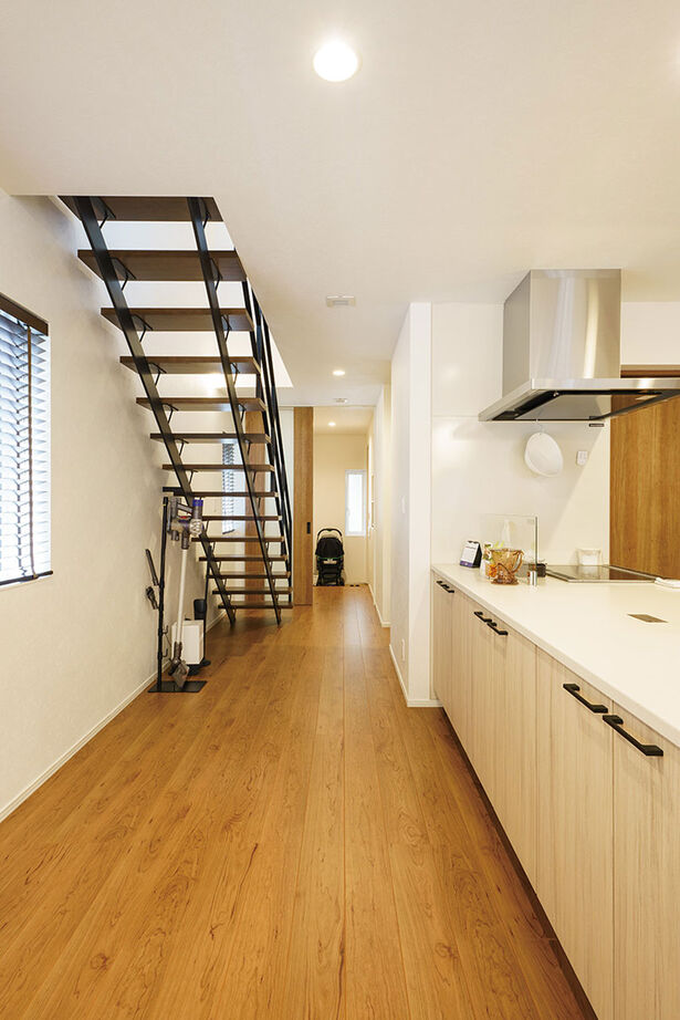 弘信建設 【札幌市/3人家族/間取図有/3LDK＋ロフト/効率の良い回遊動線】縦長の土地を活用した子育ての家の建築実例画像5