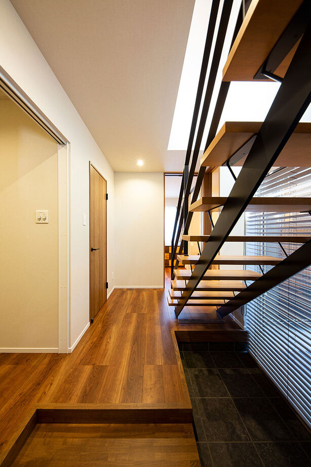 弘信建設 【札幌市/インナーガレージのある家/間取図有/3LDK＋ライトコート/スキップフロア】都心部の大人の暮らしの建築実例画像2