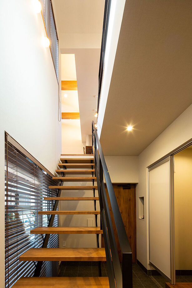 弘信建設 【札幌市/インナーガレージのある家/間取図有/3LDK＋ライトコート/スキップフロア】都心部の大人の暮らしの建築実例画像3