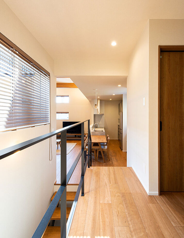 弘信建設 【札幌市/インナーガレージのある家/間取図有/3LDK＋ライトコート/スキップフロア】都心部の大人の暮らしの建築実例画像4