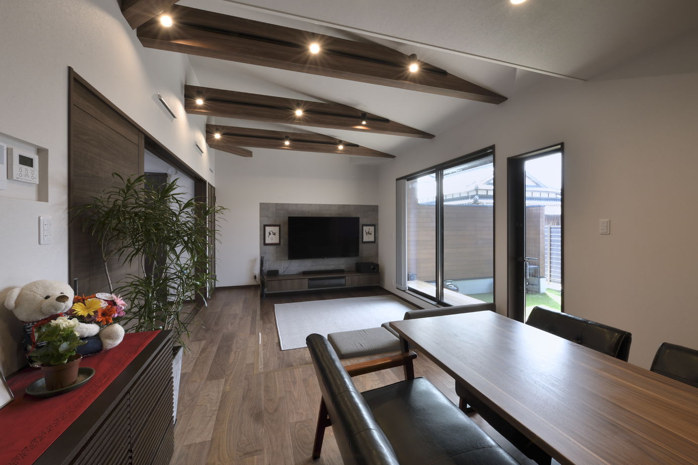 エイト 【桧家住宅】    Court house-コートハウス-中庭のある平屋は観葉植物が映える内観デザインも見所の建築実例画像2