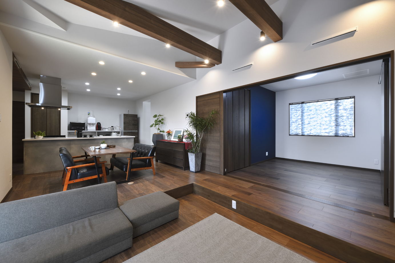 エイト 【桧家住宅】    Court house-コートハウス-中庭のある平屋は観葉植物が映える内観デザインも見所の建築実例画像3