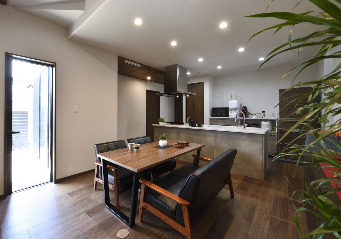 エイト 【桧家住宅】    Court house-コートハウス-中庭のある平屋は観葉植物が映える内観デザインも見所の建築実例画像4