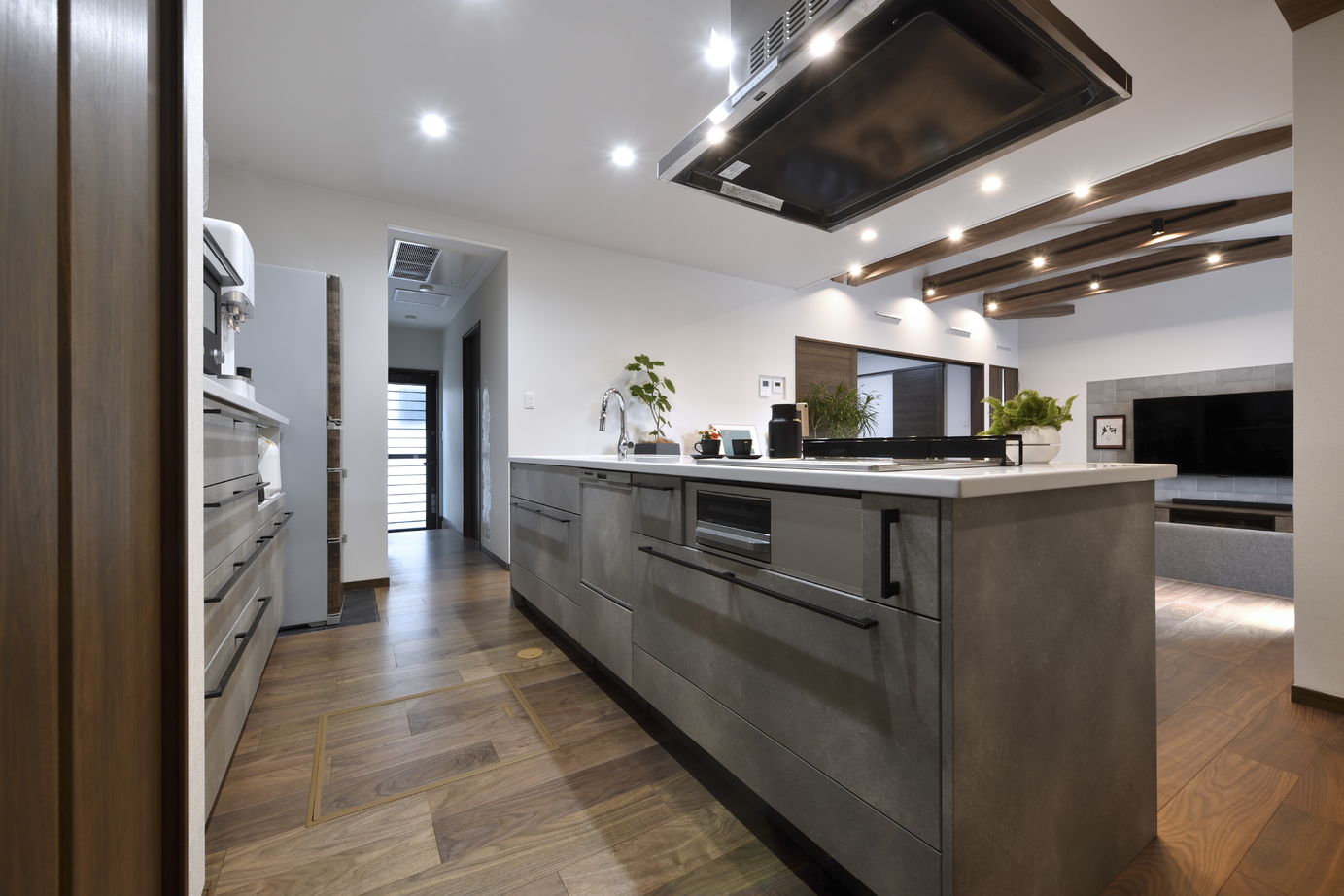 エイト 【桧家住宅】    Court house-コートハウス-中庭のある平屋は観葉植物が映える内観デザインも見所の建築実例画像5