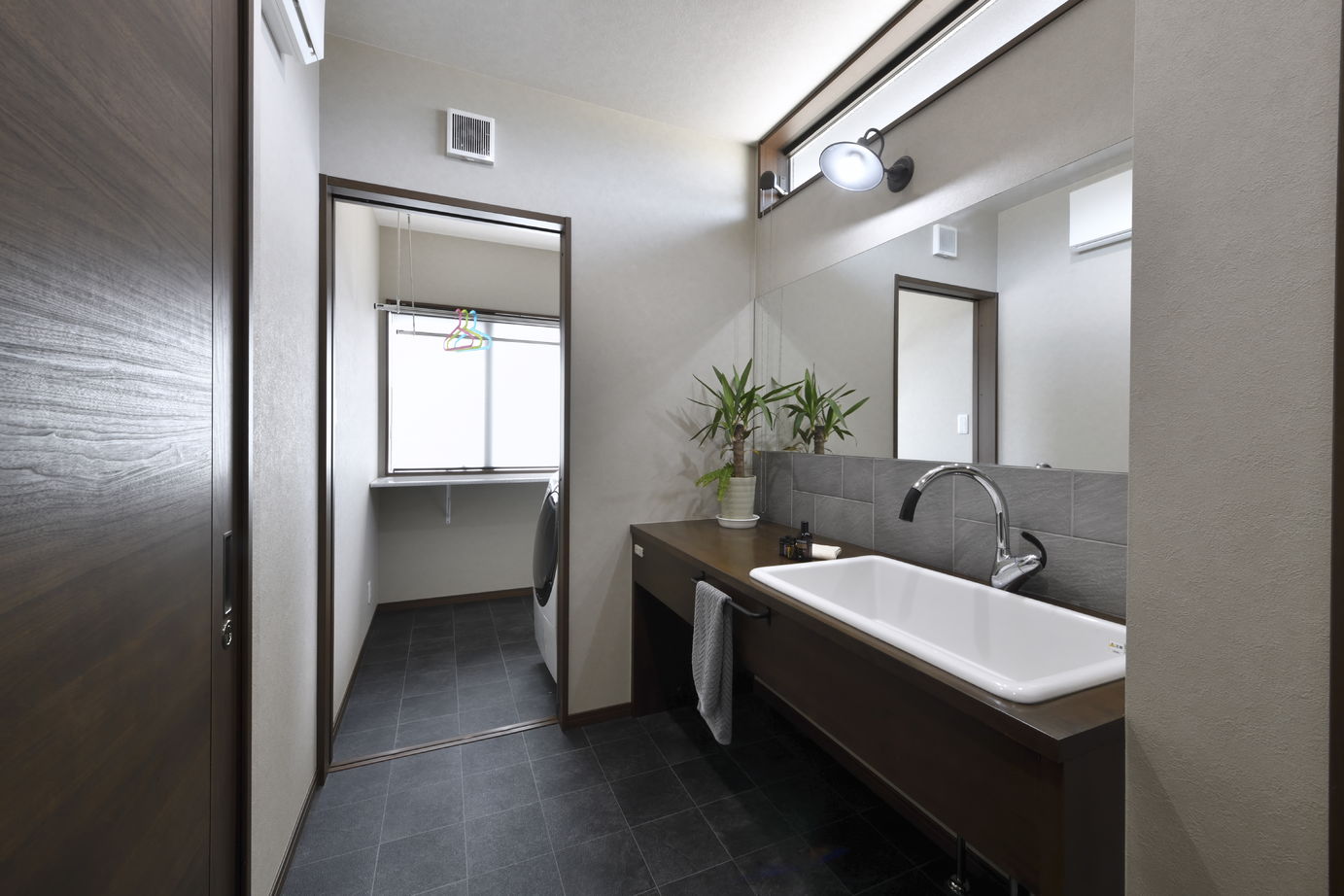 エイト 【桧家住宅】    Court house-コートハウス-中庭のある平屋は観葉植物が映える内観デザインも見所の建築実例画像6