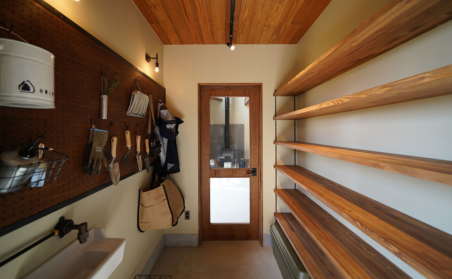 HOLOS HOME（ホロスホーム） 【愛知県|2000万円台|間取り図あり|ウッドデッキ】スローライフを実現させた、住宅地のなかの山小屋の建築実例画像17