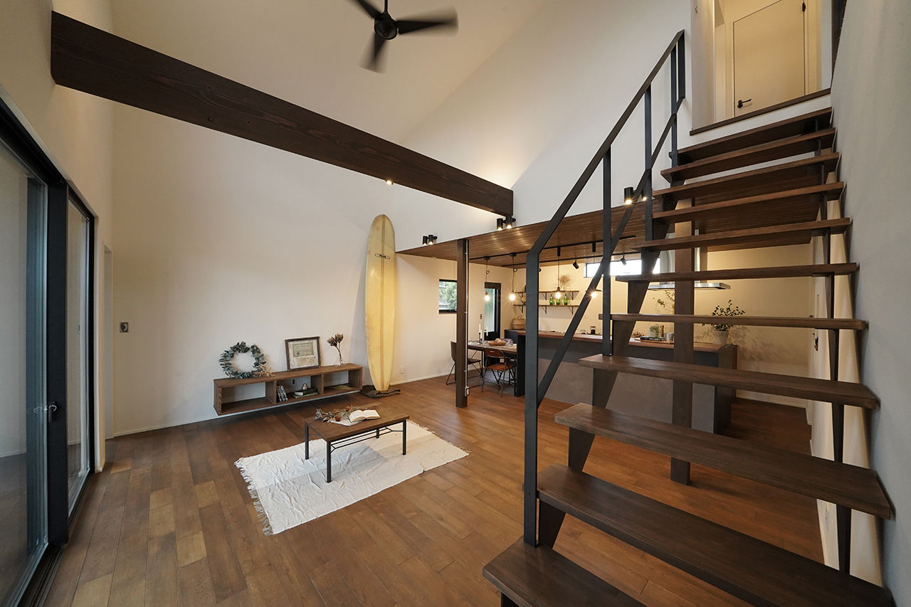 HOLOS HOME（ホロスホーム） 【愛知県|サーファーズハウス|ウッドデッキ】サーファー家族の夢が実現。12帖ある圧巻の吹き抜けも！の建築実例画像5