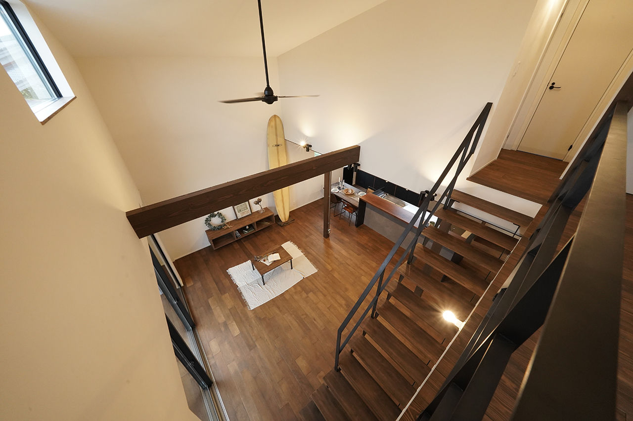 HOLOS HOME（ホロスホーム） 【愛知県|サーファーズハウス|ウッドデッキ】サーファー家族の夢が実現。12帖ある圧巻の吹き抜けも！の建築実例画像6