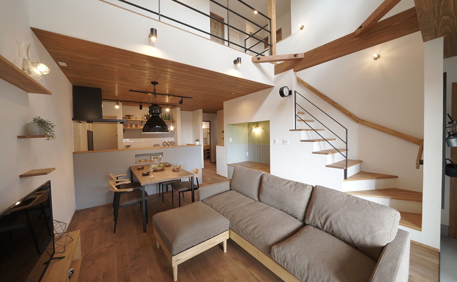 HOLOS HOME（ホロスホーム） 【瀬戸市｜インナーガレージ｜土間リビング】沖縄を感じるオーシャンカフェガレージハウスの建築実例画像2