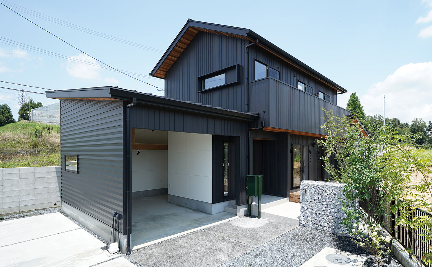 HOLOS HOME（ホロスホーム） 【豊田市｜ジャパニーズモダン｜インナーガレージ】木々のぬくもりと呼吸を感じながら共に成長する家の建築実例画像1