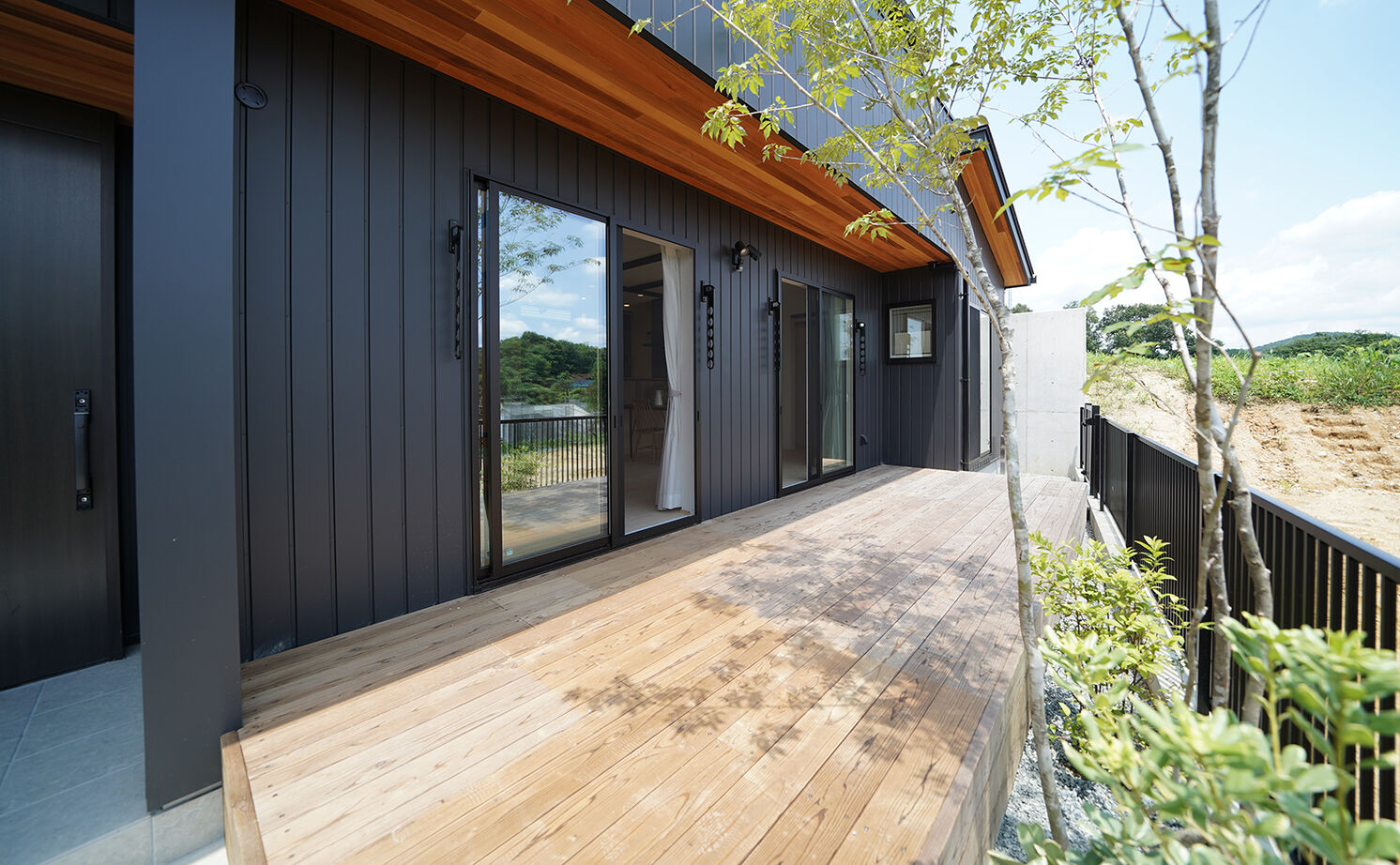 HOLOS HOME（ホロスホーム） 【豊田市｜ジャパニーズモダン｜インナーガレージ】木々のぬくもりと呼吸を感じながら共に成長する家の建築実例画像2