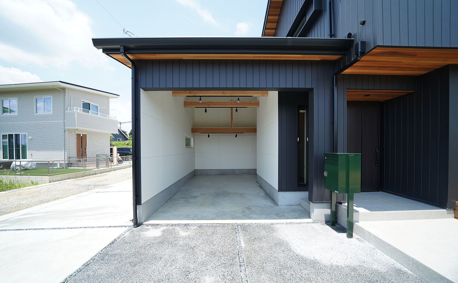 HOLOS HOME（ホロスホーム） 【豊田市｜ジャパニーズモダン｜インナーガレージ】木々のぬくもりと呼吸を感じながら共に成長する家の建築実例画像4