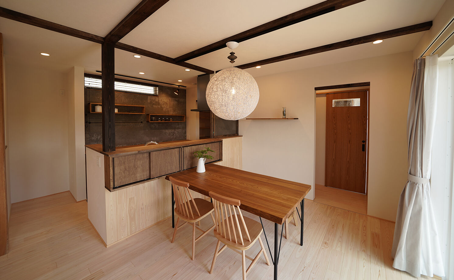 HOLOS HOME（ホロスホーム） 【豊田市｜ジャパニーズモダン｜インナーガレージ】木々のぬくもりと呼吸を感じながら共に成長する家の建築実例画像10