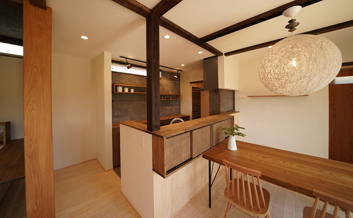 HOLOS HOME（ホロスホーム） 【豊田市｜ジャパニーズモダン｜インナーガレージ】木々のぬくもりと呼吸を感じながら共に成長する家の建築実例画像11