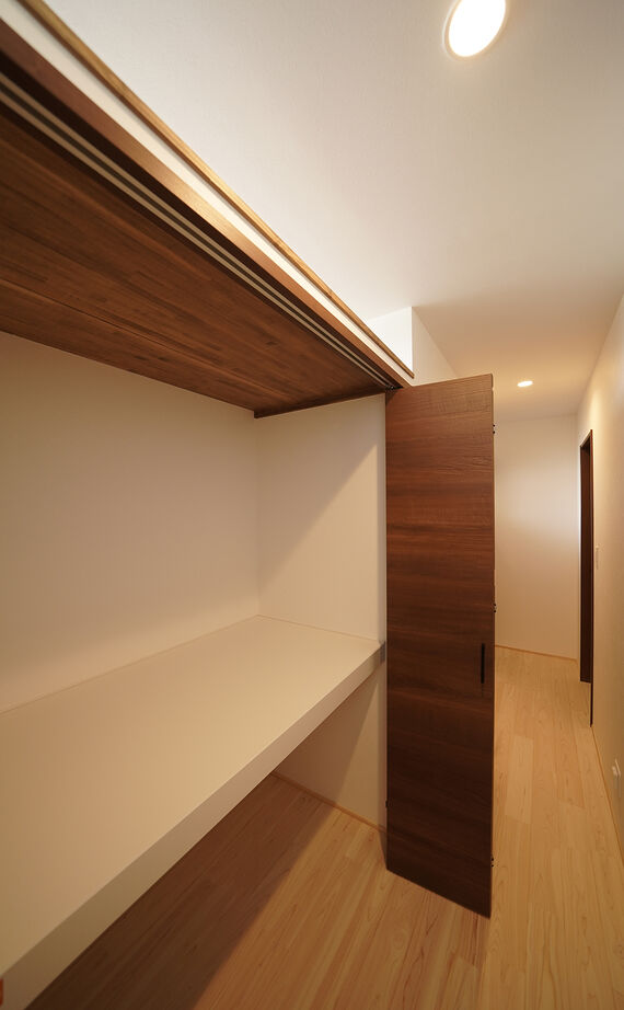 HOLOS HOME（ホロスホーム） 【豊田市｜ジャパニーズモダン｜インナーガレージ】木々のぬくもりと呼吸を感じながら共に成長する家の建築実例画像16