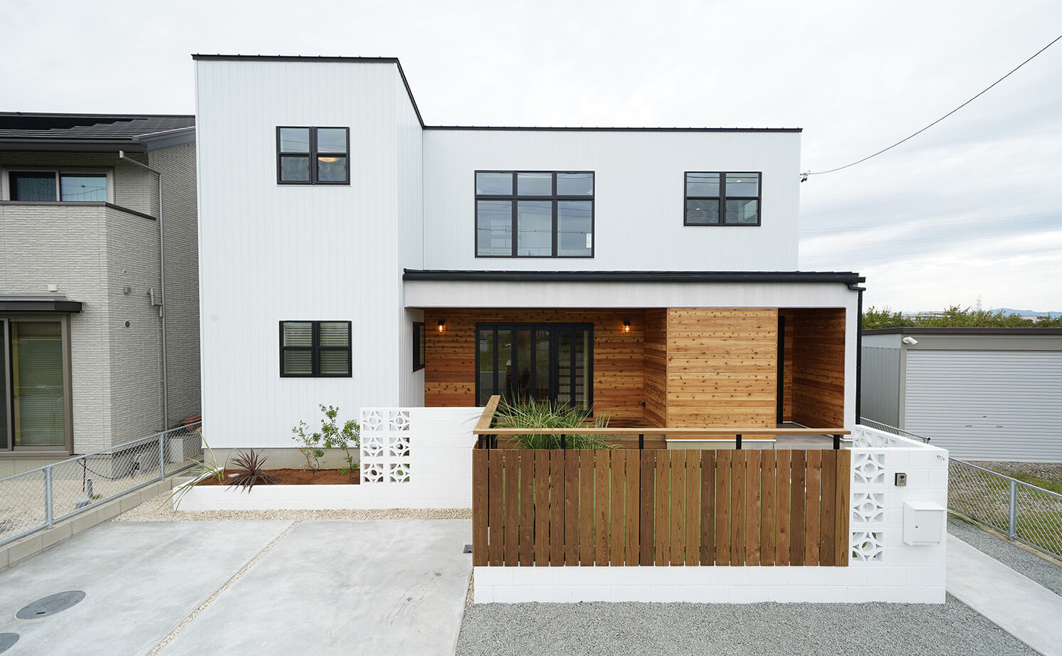 HOLOS HOME（ホロスホーム） 【安城市｜無垢素材｜ウッドデッキ】沖縄の風が吹き抜けるオーシャンリゾートスタイルハウスの建築実例画像1