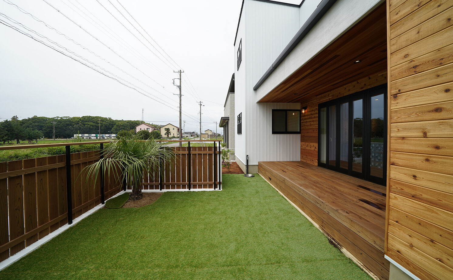 HOLOS HOME（ホロスホーム） 【安城市｜無垢素材｜ウッドデッキ】沖縄の風が吹き抜けるオーシャンリゾートスタイルハウスの建築実例画像2