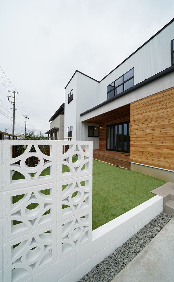 HOLOS HOME（ホロスホーム） 【安城市｜無垢素材｜ウッドデッキ】沖縄の風が吹き抜けるオーシャンリゾートスタイルハウスの建築実例画像3