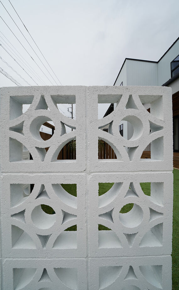 HOLOS HOME（ホロスホーム） 【安城市｜無垢素材｜ウッドデッキ】沖縄の風が吹き抜けるオーシャンリゾートスタイルハウスの建築実例画像4