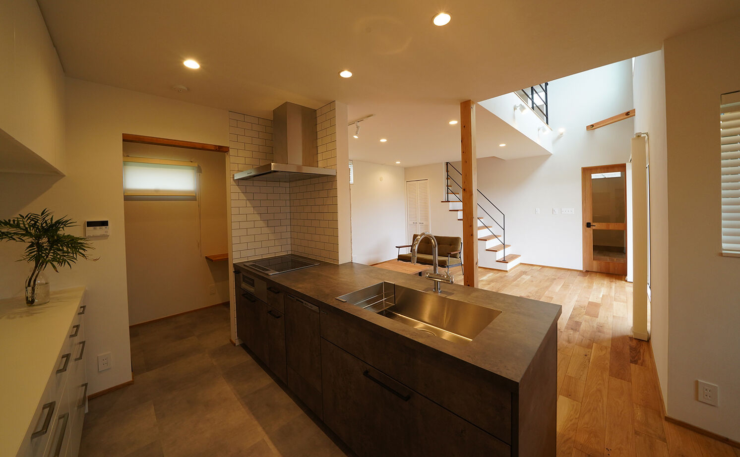 HOLOS HOME（ホロスホーム） 【安城市｜無垢素材｜ウッドデッキ】沖縄の風が吹き抜けるオーシャンリゾートスタイルハウスの建築実例画像14