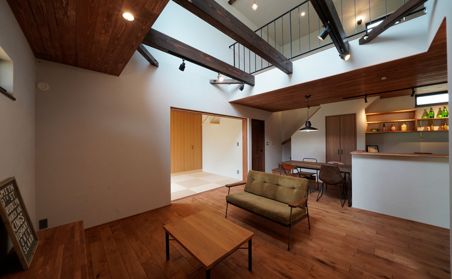 HOLOS HOME（ホロスホーム） 【刈谷市｜大きな吹抜け｜サブリビング】広々とした庭と三角屋根のシルエットが特徴の開放的な住まいの建築実例画像1