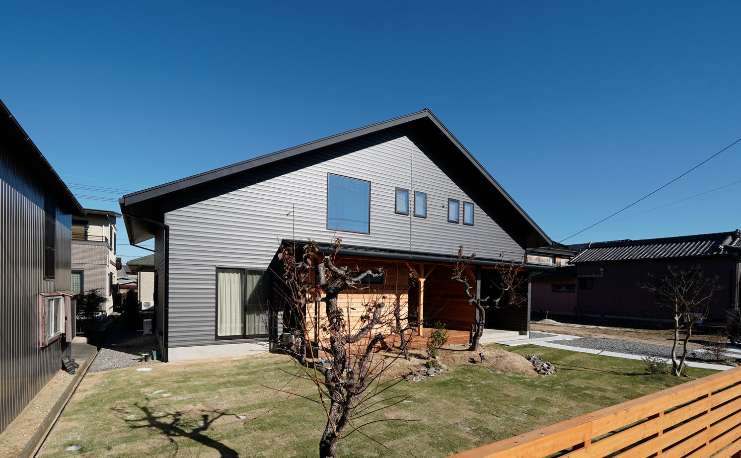 HOLOS HOME（ホロスホーム） 【刈谷市｜大きな吹抜け｜サブリビング】広々とした庭と三角屋根のシルエットが特徴の開放的な住まいの建築実例画像2